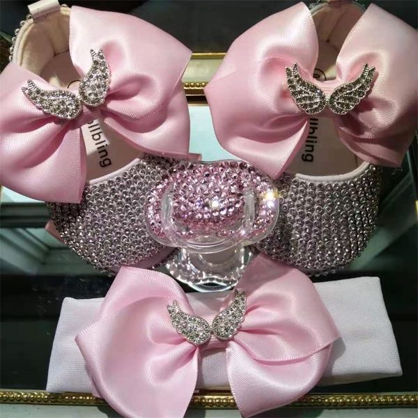 dollbling pink ribbon shining pearls diamond baby girl shoes pacifier headband keepsake wedding gift born birthday pageant 220808, Black;red
dollbling pink ribbon shining pearls diamond baby girl shoes pacifier headband keepsake wedding gift born birthday pageant 220808, Black;red