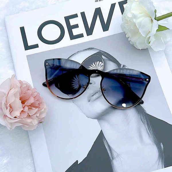 2022 new fashion gradient sunglass women's conjoined rice nail sunglass men's street shooting glass, White;black
2022 new fashion gradient sunglass women's conjoined rice nail sunglass men's street shooting glass, White;black