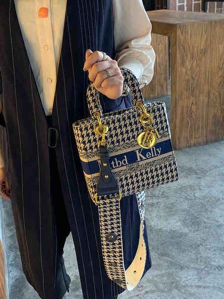 hong kong niche design leather women's new versatile fashion magnetic buckle light women's single shoulder bag g19
hong kong niche design leather women's new versatile fashion magnetic buckle light women's single shoulder bag g19