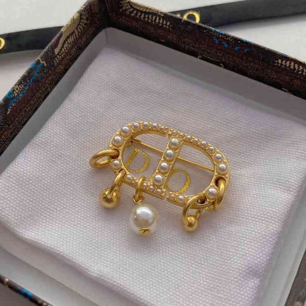 design jewel diamond inlaid pearl brooch simple temperament light luxury girl brooch jewelry, Gray
design jewel diamond inlaid pearl brooch simple temperament light luxury girl brooch jewelry, Gray