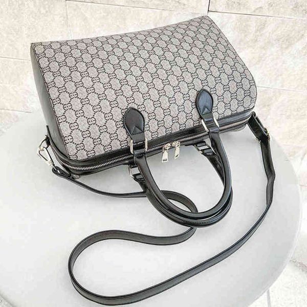 advanced hand-held vintage leather boston geometry diagonal one shoulder bag handbag luxury
advanced hand-held vintage leather boston geometry diagonal one shoulder bag handbag luxury