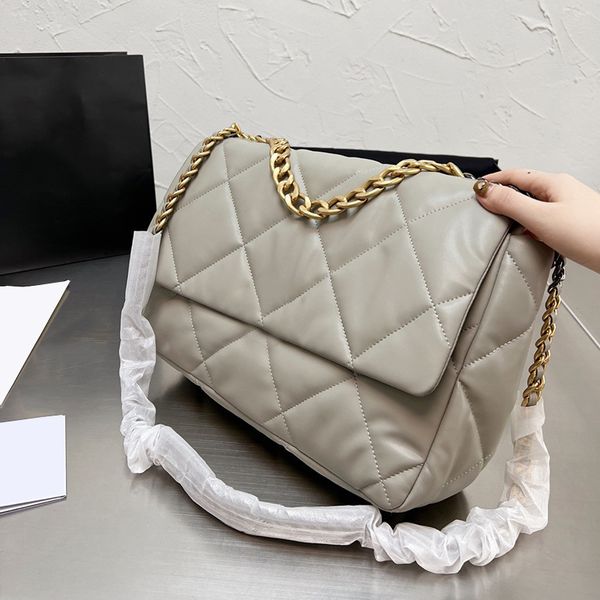 2022ss 19 maxi jumbo lambskin classic flap quilted lambskin bags gold metal hardware crossbody shoulder luggage large capacity luxury design
2022ss 19 maxi jumbo lambskin classic flap quilted lambskin bags gold metal hardware crossbody shoulder luggage large capacity luxury design