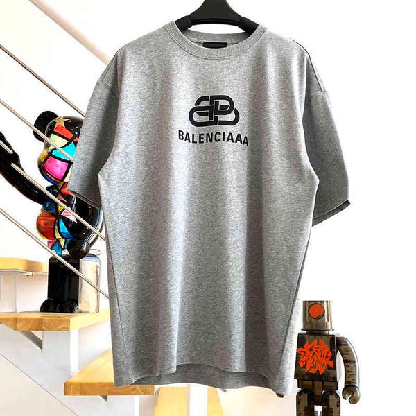 designer bbalencaigass fashion t shirt 2022 spring tide brand b family lock print short sleeve off shoulder os loose cotton couple shirts fo, White;black
designer bbalencaigass fashion t shirt 2022 spring tide brand b family lock print short sleeve off shoulder os loose cotton couple shirts fo, White;black
