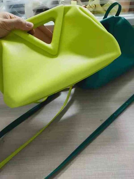 portable inverted venetas bottegas triangle leather clip candy color single shoulder diagonal straddle handbagt bsdb
portable inverted venetas bottegas triangle leather clip candy color single shoulder diagonal straddle handbagt bsdb
