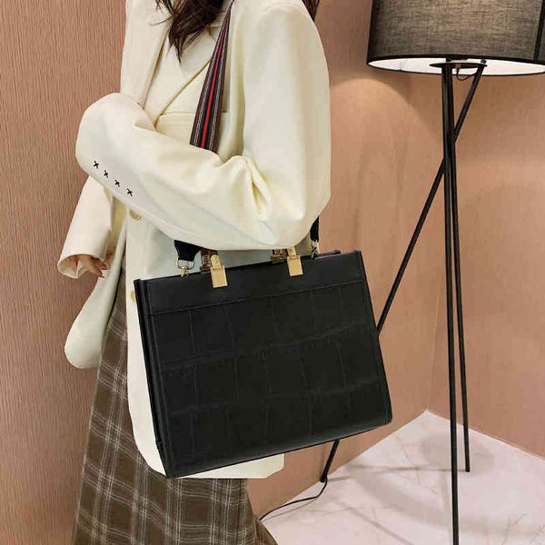 ladies fashion personality trend new brand bag wholesale busins briefcase women's single shoulder portable tote
ladies fashion personality trend new brand bag wholesale busins briefcase women's single shoulder portable tote