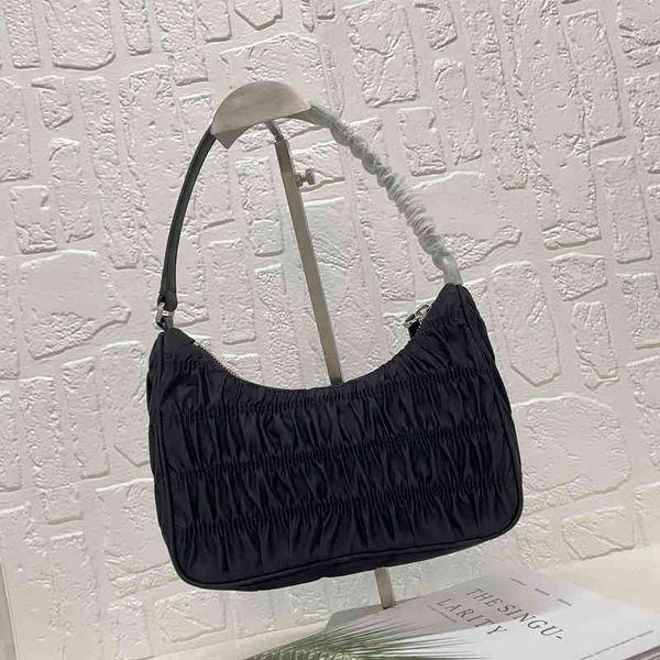2022 new ladies retro fashion black nylon pleated zipper growing armpits bag, shoulder bag + gift box
2022 new ladies retro fashion black nylon pleated zipper growing armpits bag, shoulder bag + gift box