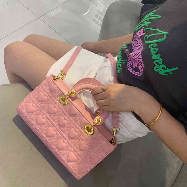 factory direct sale lingge small women's 2022 popular new fashion chain portable princess high sense one shoulder messenger bag designe 
factory direct sale lingge small women's 2022 popular new fashion chain portable princess high sense one shoulder messenger bag designe