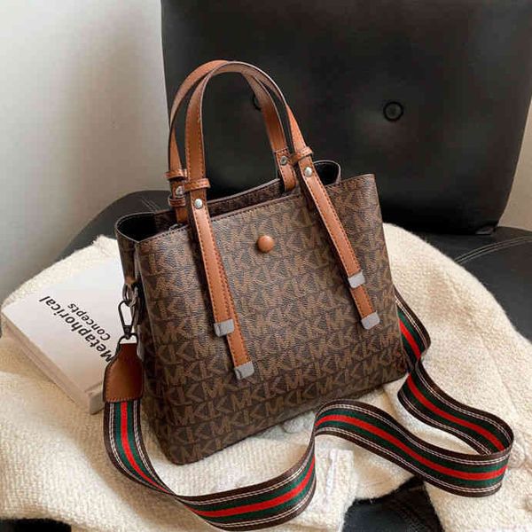 multi-layer letter portable bucket bag female new light luxury single shoulder messenger bags
multi-layer letter portable bucket bag female new light luxury single shoulder messenger bags