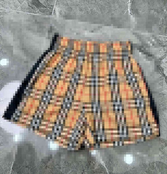 women's shorts 2022 early spring new classic plaid simple elastic waist drawstring belt loose meat concealing versatile shorts, White;black
women's shorts 2022 early spring new classic plaid simple elastic waist drawstring belt loose meat concealing versatile shorts, White;black
