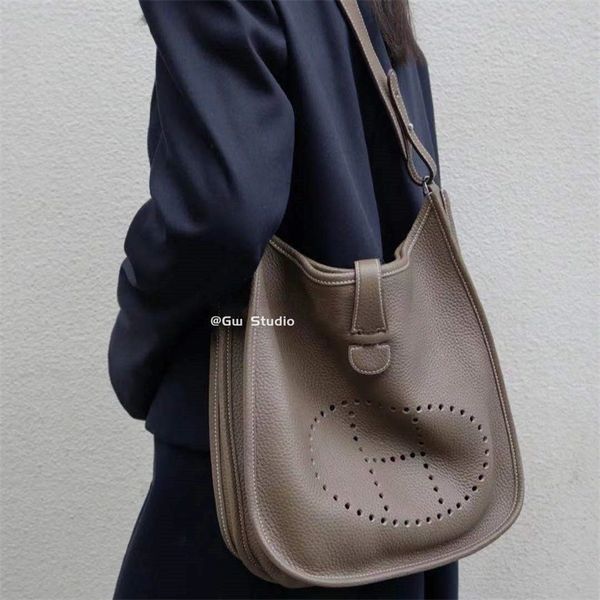 handbags explosive evelynes fashion versatile bag women's commuting leisure leather tote large capacity portable shoulder messenger men
handbags explosive evelynes fashion versatile bag women's commuting leisure leather tote large capacity portable shoulder messenger men