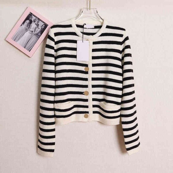 2022c factory direct sale trendy brand men's t-shirts women's c black white stripe color cardigan thin round neck blouse knitted
2022c factory direct sale trendy brand men's t-shirts women's c black white stripe color cardigan thin round neck blouse knitted