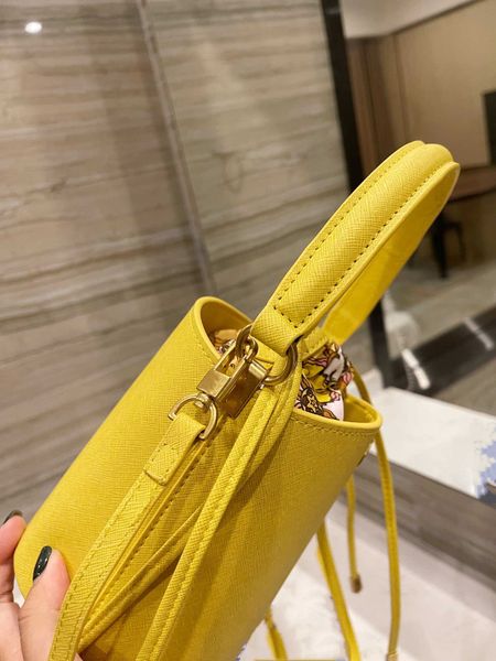 the latest fashionable joker design bucket bag imported fabrics do not fade inclined shoulder wholesale handbags high end designer bags 
the latest fashionable joker design bucket bag imported fabrics do not fade inclined shoulder wholesale handbags high end designer bags