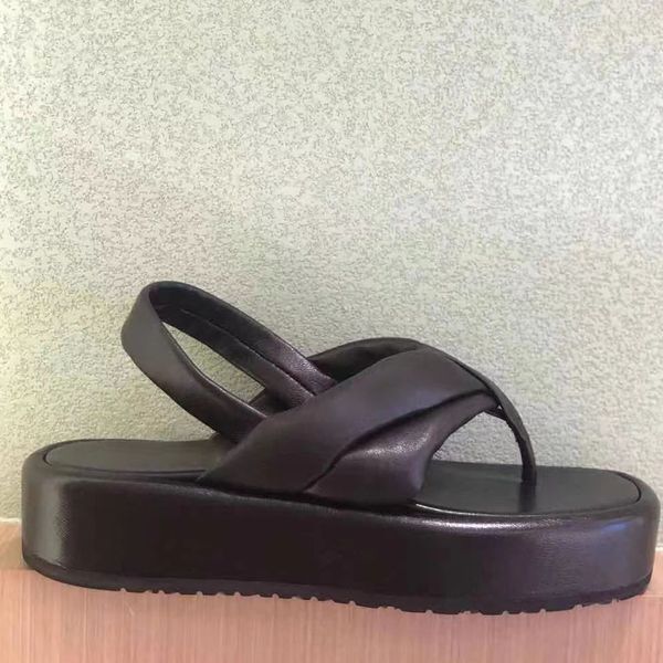 shoe 2022 luxury d sandal retro fashion leaesignersther sandals beautiful woman 2 color non-slip flat shoes with size35-40 high qualiyt blac, Black
shoe 2022 luxury d sandal retro fashion leaesignersther sandals beautiful woman 2 color non-slip flat shoes with size35-40 high qualiyt blac, Black