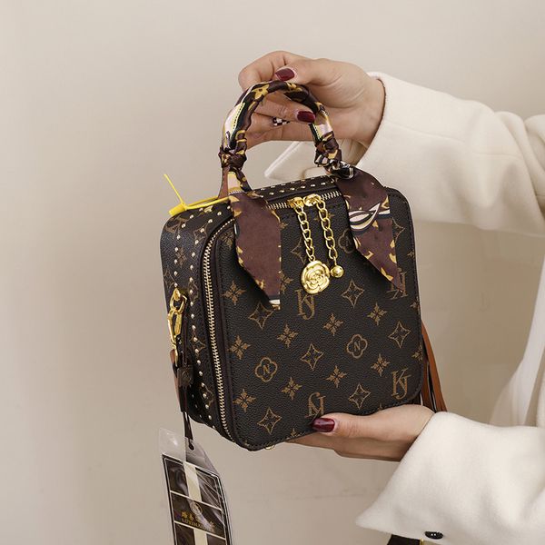 factory sales ladies leather shoulder bags classic old color crossbody bag street personality rivet handbag sweet and lovely tassel ribbon h
factory sales ladies leather shoulder bags classic old color crossbody bag street personality rivet handbag sweet and lovely tassel ribbon h
