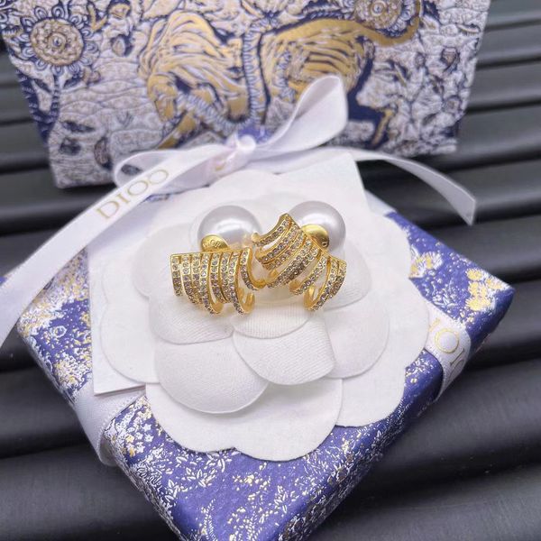 22 new the factory directly d home gold cd letter diamond inlaid pearl earrings 2022 new dijia net red star same, Golden
22 new the factory directly d home gold cd letter diamond inlaid pearl earrings 2022 new dijia net red star same, Golden