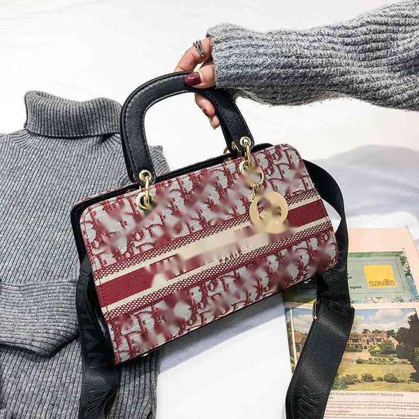 factory direct sale 2022 advanced sense of foreign style portable small women's fashion diana net red embroidery versatile one shoulder 
factory direct sale 2022 advanced sense of foreign style portable small women's fashion diana net red embroidery versatile one shoulder