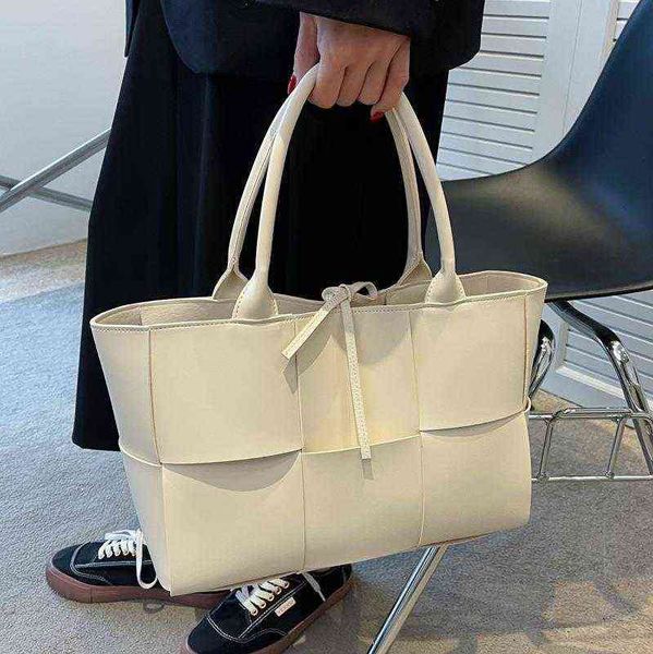 net red large bag 2022 new fashion high sense foreign style single shoulder women's capacity versatile portable tote bag
net red large bag 2022 new fashion high sense foreign style single shoulder women's capacity versatile portable tote bag