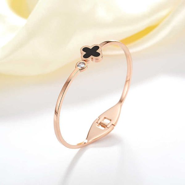 women's titanium steel four piece bracelet, rose gold jewelry, pieces of clover, europe and america, Golden;silver
women's titanium steel four piece bracelet, rose gold jewelry, pieces of clover, europe and america, Golden;silver