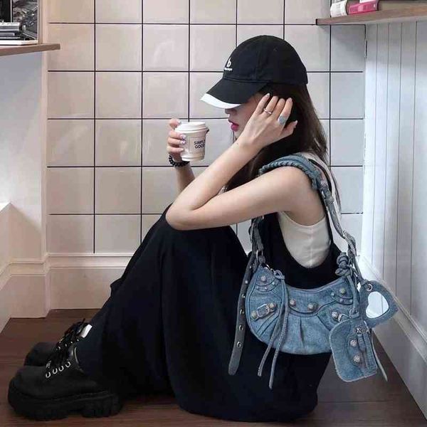 luxury denim diamond rivet shoulder messenger bags half-moon locomotive bag brands handbags for women 2022 with mirror and card
luxury denim diamond rivet shoulder messenger bags half-moon locomotive bag brands handbags for women 2022 with mirror and card