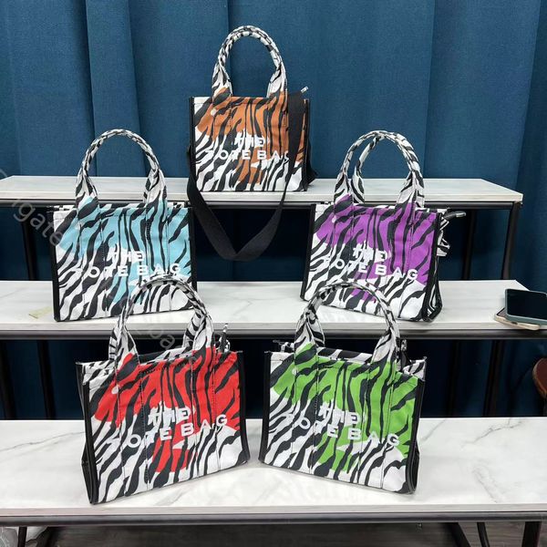 2022 cosmetic bags fashion style famous designer handbags the tote bag shoulder tiger stripes lady shopping casual canvas soft evening walle
2022 cosmetic bags fashion style famous designer handbags the tote bag shoulder tiger stripes lady shopping casual canvas soft evening walle