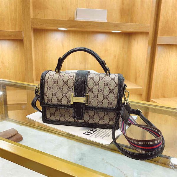 2022 new designer handbags letter wide strap texture backpack single diagonal cross hand square
2022 new designer handbags letter wide strap texture backpack single diagonal cross hand square