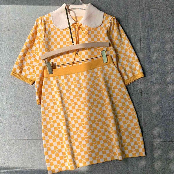 22 spring and summer yellow and white color matching peach heart checkerboard doll collar lace up knitted a-line skirt set
22 spring and summer yellow and white color matching peach heart checkerboard doll collar lace up knitted a-line skirt set