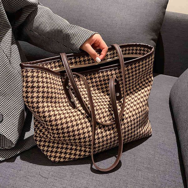 bags handbags bag 2022 korean version single shoulder simple large capacity thousand island lattice underarm women's contrast color, Black;red
bags handbags bag 2022 korean version single shoulder simple large capacity thousand island lattice underarm women's contrast color, Black;red