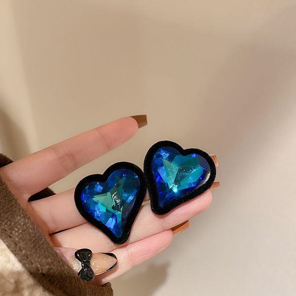 925 silver needle autumn and winter flocking diamond love heart earrings personality colorful sweet cool style ear studs elegant high-grade, Golden
925 silver needle autumn and winter flocking diamond love heart earrings personality colorful sweet cool style ear studs elegant high-grade, Golden