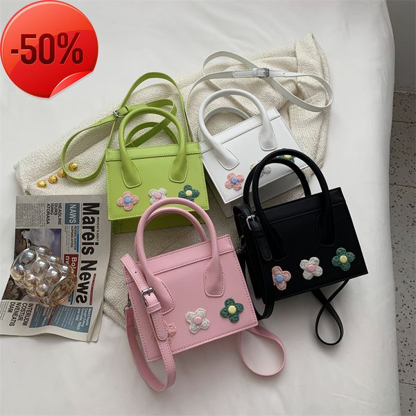 luxury designersmall female summer 2022 new flower portable square fashion single shoulder small fresh cross messenger princess of wales bag
luxury designersmall female summer 2022 new flower portable square fashion single shoulder small fresh cross messenger princess of wales bag
