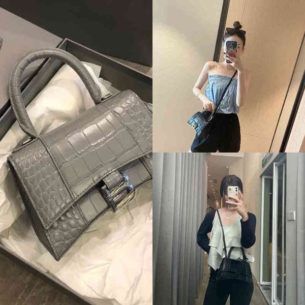 designer luxury bbalencaigass handbags bag female 2022 fashion b-button hourglass messenger armpit leather crocodile pattern one shoulder l1
designer luxury bbalencaigass handbags bag female 2022 fashion b-button hourglass messenger armpit leather crocodile pattern one shoulder l1