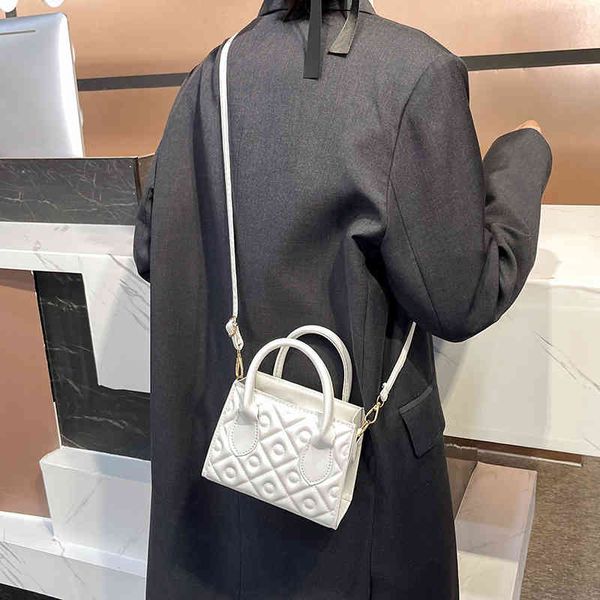 texture bag women's 2022 new fashion one shoulder small square simple personalized portable messenger shoulder bags luxury designer
texture bag women's 2022 new fashion one shoulder small square simple personalized portable messenger shoulder bags luxury designer