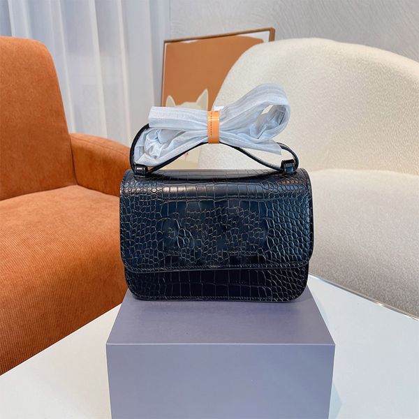 2022 designer bags early spring trendy crocodile pattern female gossip baguette bags b buckle fashion single shoulder messenger bag
2022 designer bags early spring trendy crocodile pattern female gossip baguette bags b buckle fashion single shoulder messenger bag