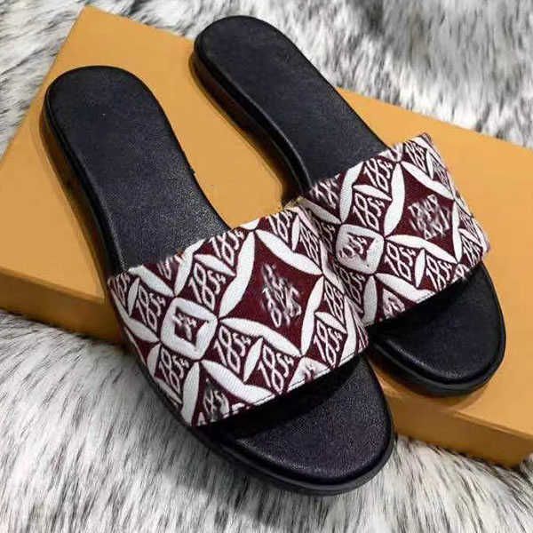 2021-woman slipper designer slipper quality casual slipper calfskin electric embroidery cloth surface flip flops size 35-44 with box, Black
2021-woman slipper designer slipper quality casual slipper calfskin electric embroidery cloth surface flip flops size 35-44 with box, Black