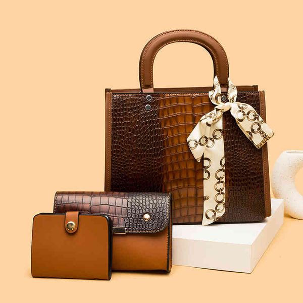 women's bag 2022 new fashion crocodile piece portable princess of wales messenger bag luxury designer
women's bag 2022 new fashion crocodile piece portable princess of wales messenger bag luxury designer