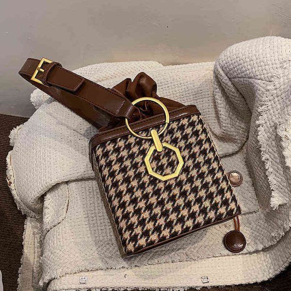 evening bags designer fashion small box pu leather crossbody bag with short handle 2022 winter shoulder handbags 220517
evening bags designer fashion small box pu leather crossbody bag with short handle 2022 winter shoulder handbags 220517