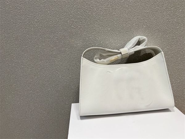 classic luxury designers axillary bags genuine leather lady fashion bag letter handbags totes designer handbag women with size 26cm*13cm
classic luxury designers axillary bags genuine leather lady fashion bag letter handbags totes designer handbag women with size 26cm*13cm