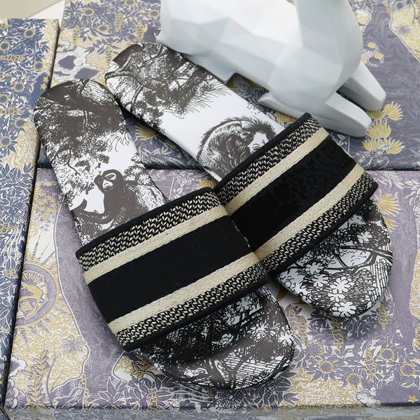 2022 summer new type of slipper sandals for women wearing flat slippers for leisure korean embroidery beach home 13, Black
2022 summer new type of slipper sandals for women wearing flat slippers for leisure korean embroidery beach home 13, Black