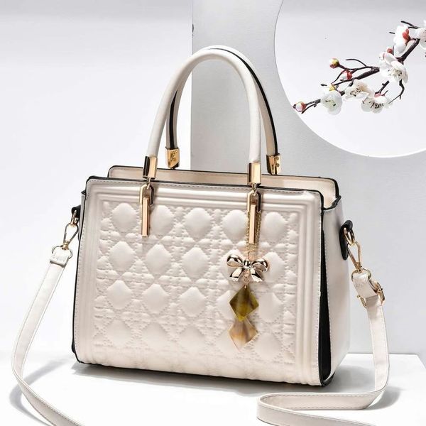 designer bags diamond embossed shaped texture large capacity net red bright leather single shoulder messenger bag 
designer bags diamond embossed shaped texture large capacity net red bright leather single shoulder messenger bag