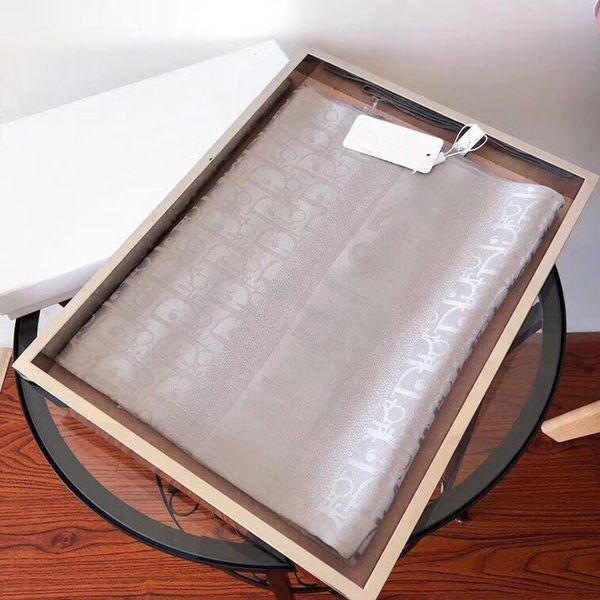 2022 luxury womens silk scarf scarves 4 season scarfs woman shawl letter pattern long neck 4 leaf clover gold thread square scarf 6 colors, Blue;gray
2022 luxury womens silk scarf scarves 4 season scarfs woman shawl letter pattern long neck 4 leaf clover gold thread square scarf 6 colors, Blue;gray