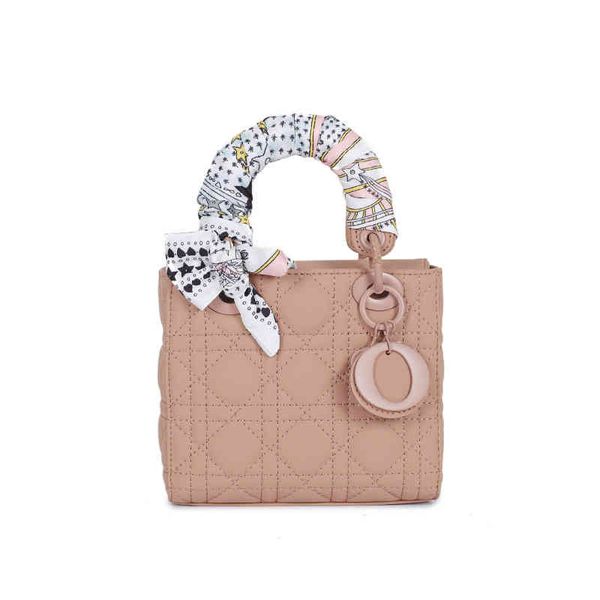 2022 luxurious tote bag designer new high-end color portable messenger fashionable temperament simple atmosphere women's
2022 luxurious tote bag designer new high-end color portable messenger fashionable temperament simple atmosphere women's