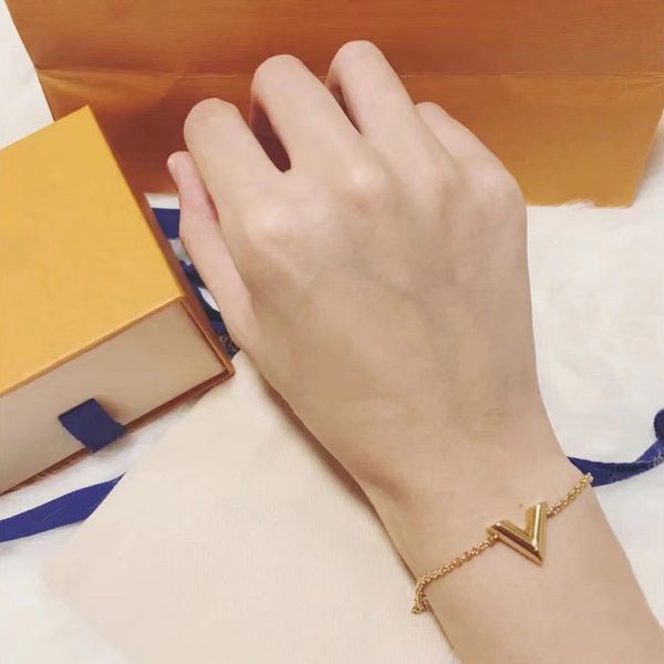 designer love v letter pendant necklace charm fashion luxury exquisite clavicle chain jewelry birthday party valentine day gift wholesale, Silver
designer love v letter pendant necklace charm fashion luxury exquisite clavicle chain jewelry birthday party valentine day gift wholesale, Silver