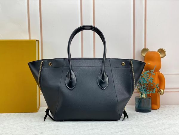brand new ladies cosmetic bag fashionable and versatile casual shoulder bag 
brand new ladies cosmetic bag fashionable and versatile casual shoulder bag