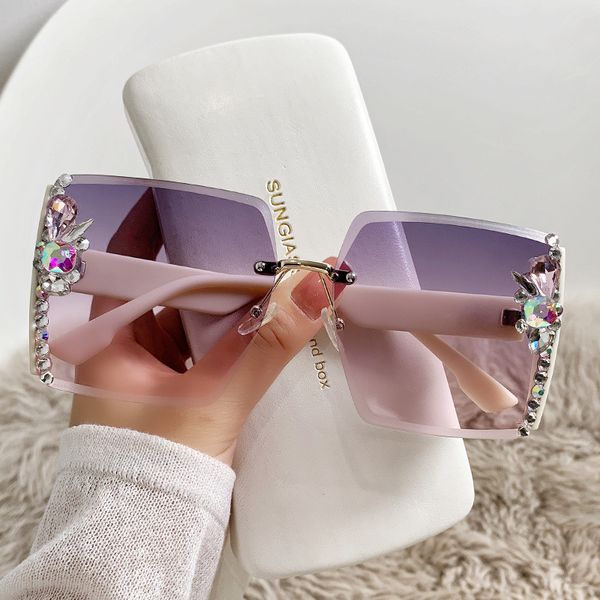 new fashion designer sunglasses butterfly shaped diamond rimmed sun glasses women exaggerated for round big face, White;black
new fashion designer sunglasses butterfly shaped diamond rimmed sun glasses women exaggerated for round big face, White;black