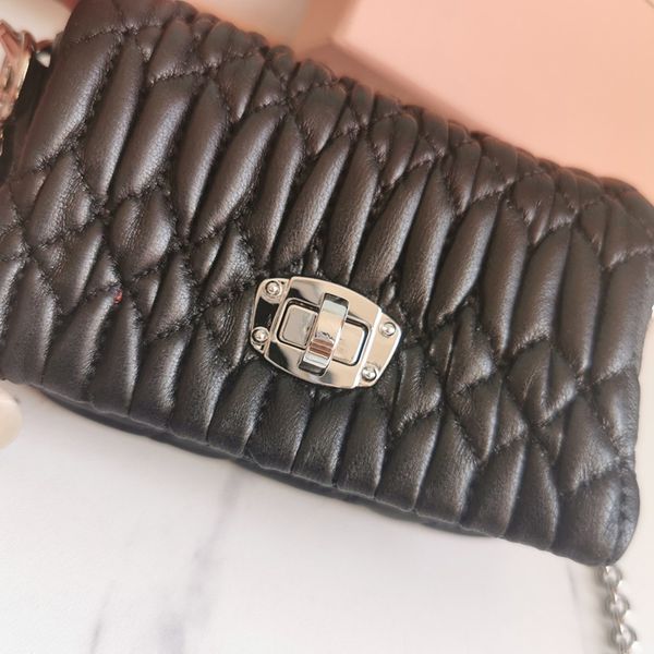 2022 the most mini card bag imported lamb skin 5tt124 inside the skin rotate the lock to open and close removable shoulder strap bag
2022 the most mini card bag imported lamb skin 5tt124 inside the skin rotate the lock to open and close removable shoulder strap bag