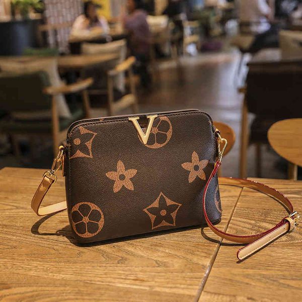 ladies fashion luxury brand tide bag wholesale women's new messenger shoulder shell
ladies fashion luxury brand tide bag wholesale women's new messenger shoulder shell
