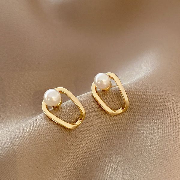 metal pearl earrings women's simple temperament small earrings niche design sense versatile ear accessories, Golden;silver
metal pearl earrings women's simple temperament small earrings niche design sense versatile ear accessories, Golden;silver