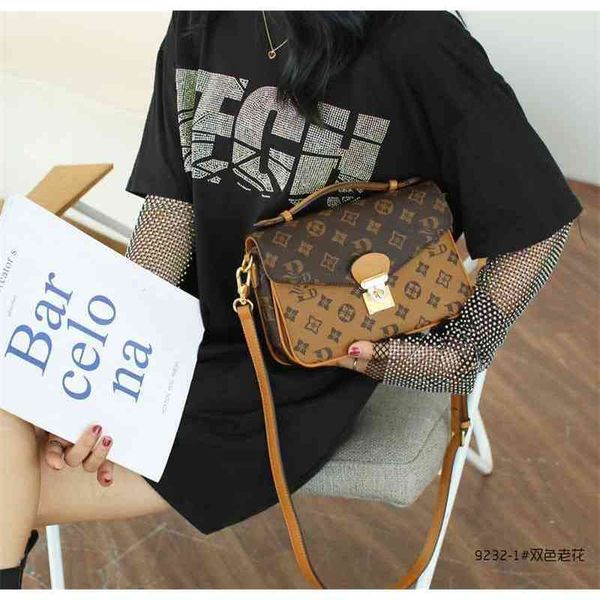 70% factory online sale female red one shoulder bag autumn and winter high-grade printing hand-held small square bag
70% factory online sale female red one shoulder bag autumn and winter high-grade printing hand-held small square bag