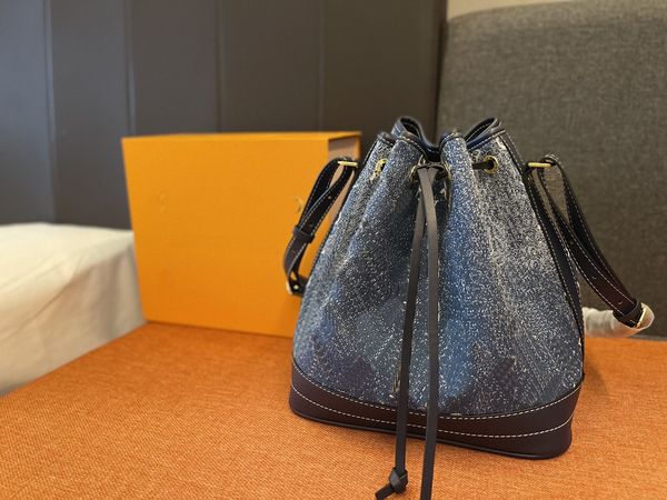 2022 designer mid ancient cowboy color changing leather messenger bag bucket bag women's one shoulder super soft mini gift box packagin
2022 designer mid ancient cowboy color changing leather messenger bag bucket bag women's one shoulder super soft mini gift box packagin