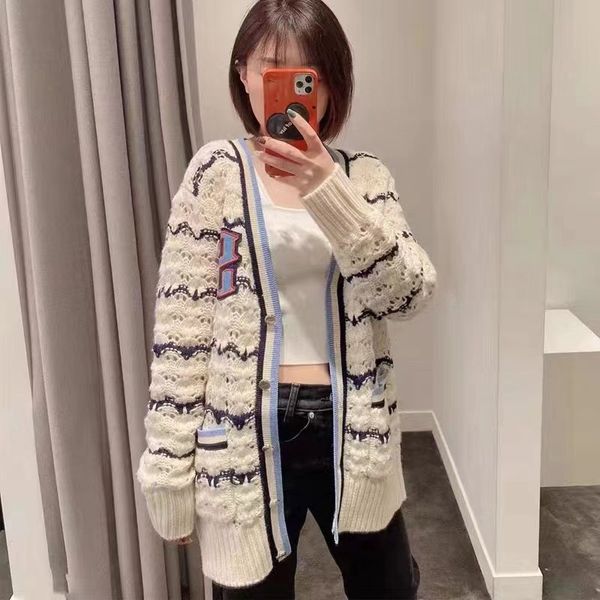 501 2022 summer brand same style sweater v neck long sleeve fashion white cardigan womens clothes yingjie, White;black
501 2022 summer brand same style sweater v neck long sleeve fashion white cardigan womens clothes yingjie, White;black
