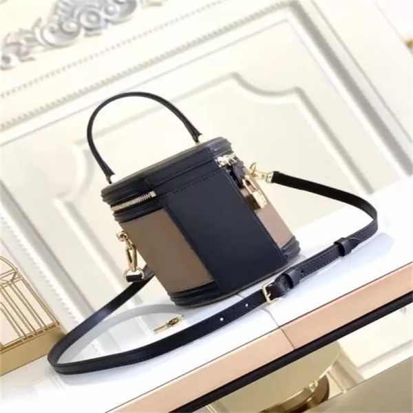 a690 lady elegant handbag messenger bag shoulder fashion versatile classic luxury designer brand with box silk scarf
a690 lady elegant handbag messenger bag shoulder fashion versatile classic luxury designer brand with box silk scarf
